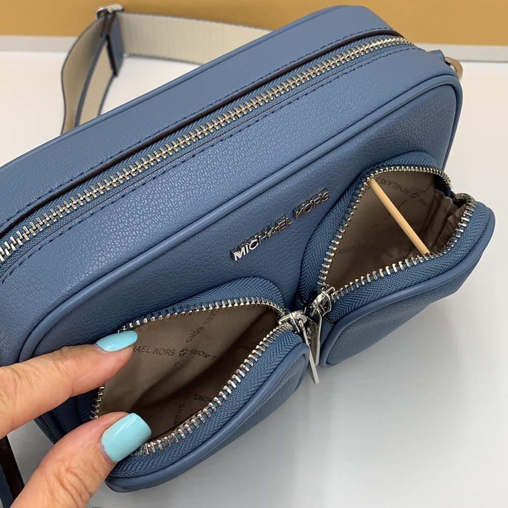 Michael Kors Jet Set Md Leather
Crossbody Bag with Case for Apple
AirPod… - Picture 11 of 16